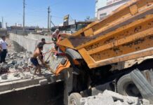 В Шымкенте пожарные спасли водителя, зажатого после ДТП