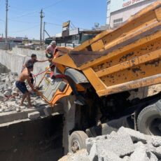 В Шымкенте пожарные спасли водителя, зажатого после ДТП