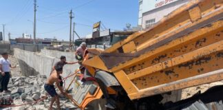 В Шымкенте пожарные спасли водителя, зажатого после ДТП