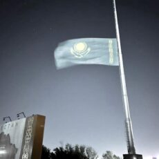 В Шымкенте приспустили флаги в связи с гибелью людей в лесных пожарах