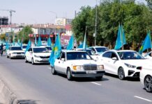 Кортеж с флагами проехался по Шымкенту
