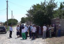 Жители Бозарыка просят заасфальтировать улицу до начала учебного года