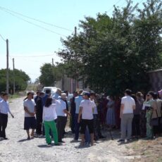 Жители Бозарыка просят заасфальтировать улицу до начала учебного года
