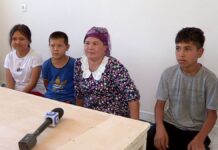 Выпускники сельской школы построили дом матери-одиночке