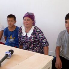 Выпускники сельской школы построили дом матери-одиночке