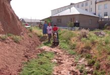 «По уши в грязи»: На бездорожье жалуются жители новостроек Шымкента