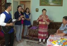 Пожилым людям помогают волонтеры в Шымкенте