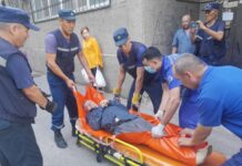 Упал и не мог открыть дверь: спасатели оказали помощь пенсионеру