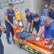 Упал и не мог открыть дверь: спасатели оказали помощь пенсионеру