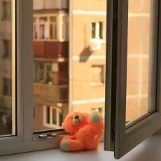 7-летний мальчик выпал из окна и разбился насмерть