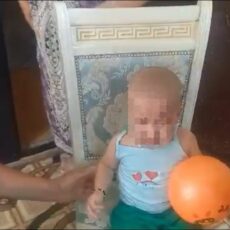 Шымкентские спасатели помогли малышке, чей палец застрял в железной крышке