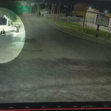 Скутеристы украли мотороллер, привязав его к своему