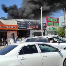 Очевидцы говорят об огромном ущербе от пожара в Старом городе Шымкента
