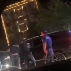Автолюбитель не подчинился и «прокатил» полицейских по дороге