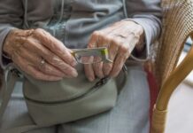 Пьяный мужчина ограбил пенсионерку, применив силу, в Жетысае