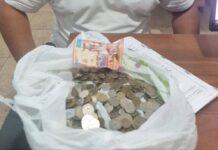 Шымкентец взломал благотворительный ящик в ТРЦ средь бела дня