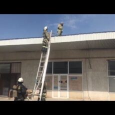 В Шымкенте за рынком горели здание и автомобиль