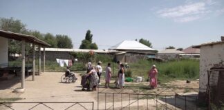 Без воды и дорог живут жители села в Туркестанской области