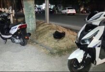 Два скутера одновременно врезались в легковушку в Шымкенте