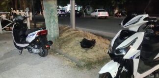 Два скутера одновременно врезались в легковушку в Шымкенте