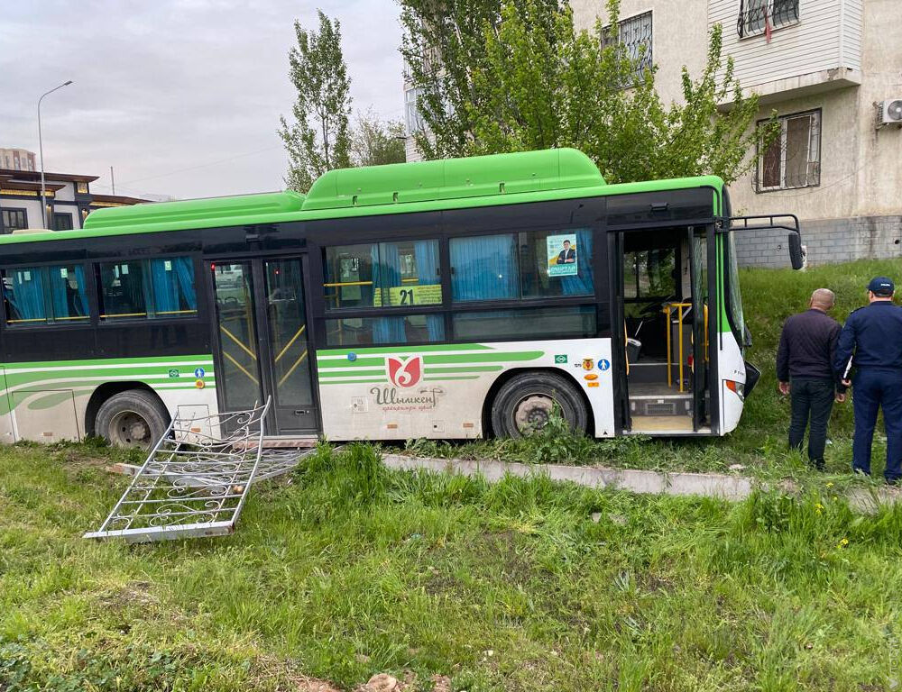 Шокирующее видео записала камера наблюдения в одной из квартир в Шымкенте