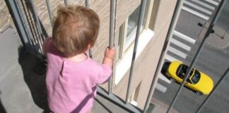 Ребенок гулял по балкону 4 этажа в Шымкенте