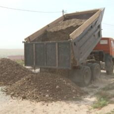 Бизнесмен перекрыл единственную дорогу ведущую в город в мкр Сауле