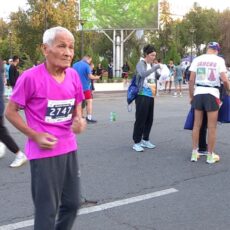 74-летний житель Шымкента посвятил забег на марафоне супруге
