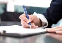 Петицию за снижение зарплаты чиновникам начали подписывать казахстанцы