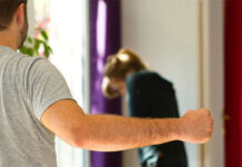 Семейный дебошир ударил полицейского чайником в Туркестанской области