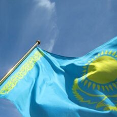 Самый большой флаг в Казахстане подняли в Шымкенте