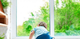 В Шымкенте 3-летний ребенок выпал с 4 этажа