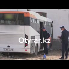 Автобус въехал в стену частного дома в Туркестане