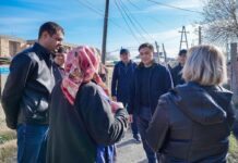 Пенсионерку, чей дом пострадал от порыва на коллекторе, посетил аким Шымкента