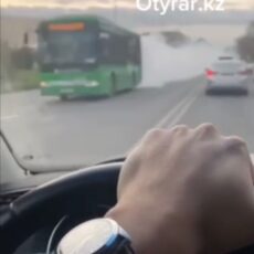 Автобус со шлейфом дыма сняли на видео в Шымкенте