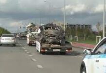 Эвакуатор с разбитым вдребезги автомобилем ездит по Туркестану