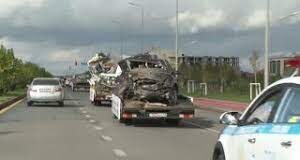 Эвакуатор с разбитым вдребезги автомобилем ездит по Туркестану