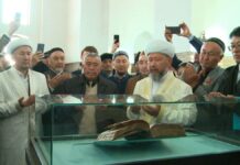 Древний коран передали в мавзолей Ходжи Ахмеда Ясави Древний коран передали в мавзолей Ходжи Ахмеда Ясави