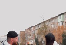 Блогер из Тараза одарил жительниц Шымкента цветами