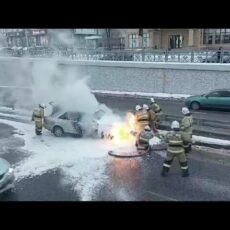 Машина сгорела на пересечении улиц Кунаева и Рыскулова в Шымкенте