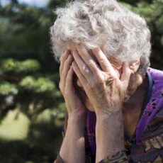 В Шымкенте пенсионерка оставила 46 млн тенге в пакете на лавочке