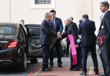 Президент прибыл в Ватикан для аудиенции с Папой Римским Франциском