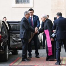 Президент прибыл в Ватикан для аудиенции с Папой Римским Франциском
