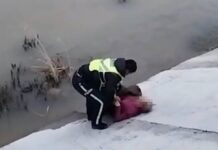 Полицейский прыгнул в ледяную воду за тонущей женщиной в Шымкенте
