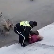 Полицейский прыгнул в ледяную воду за тонущей женщиной в Шымкенте