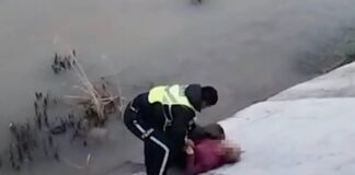 Полицейский прыгнул в ледяную воду за тонущей женщиной в Шымкенте