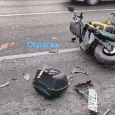 Скутер и автомобиль столкнулись в Шымкенте. Есть пострадавшие