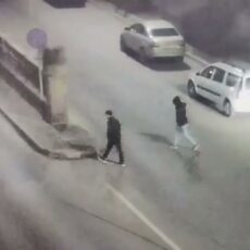Моментальная карма. Мужчин, укравших Iphone задержали сразу же в Шымкенте (видео)