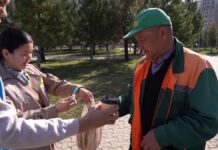 Горячим чаем и баурсаками угощают коммунальщиков волонтёры в Шымкенте