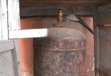 Бытовые газовые баллоны не могут заправить жители Шымкента